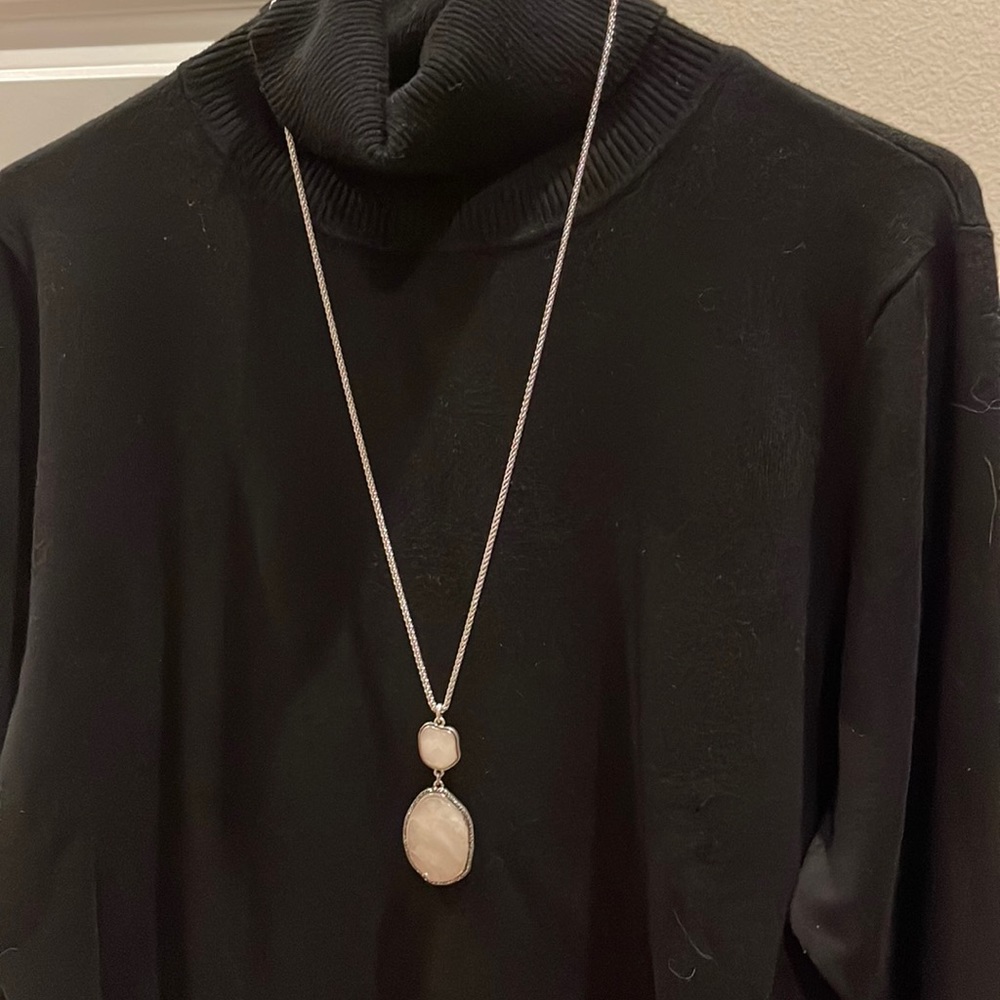 Silver necklace with Pearl stone.